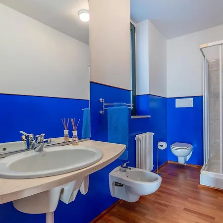 Amyra 6&2, Emma Βίλα