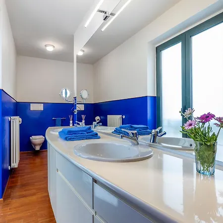 Amyra 6&2, Emma ヴィラ *