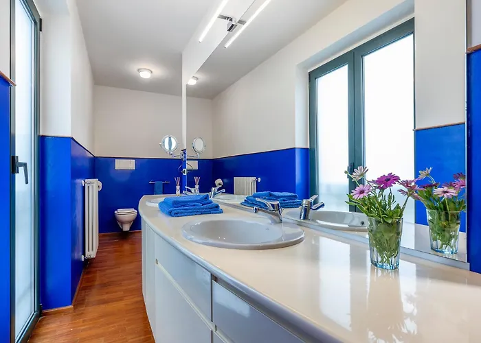 Amyra 6&2, Emma Villa *