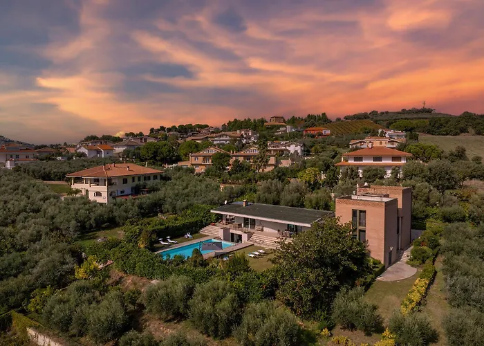 Amyra 6&2, Emma Villa *